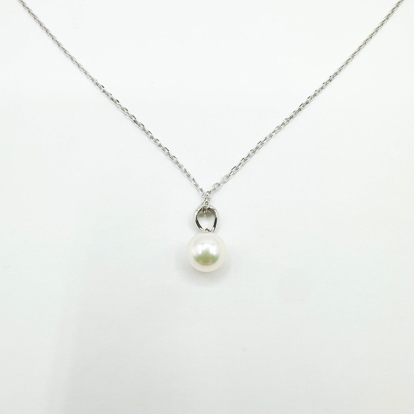Pierced necklace with a 7mm pearl on a 40cm white gold chain weighing 2.8 grams