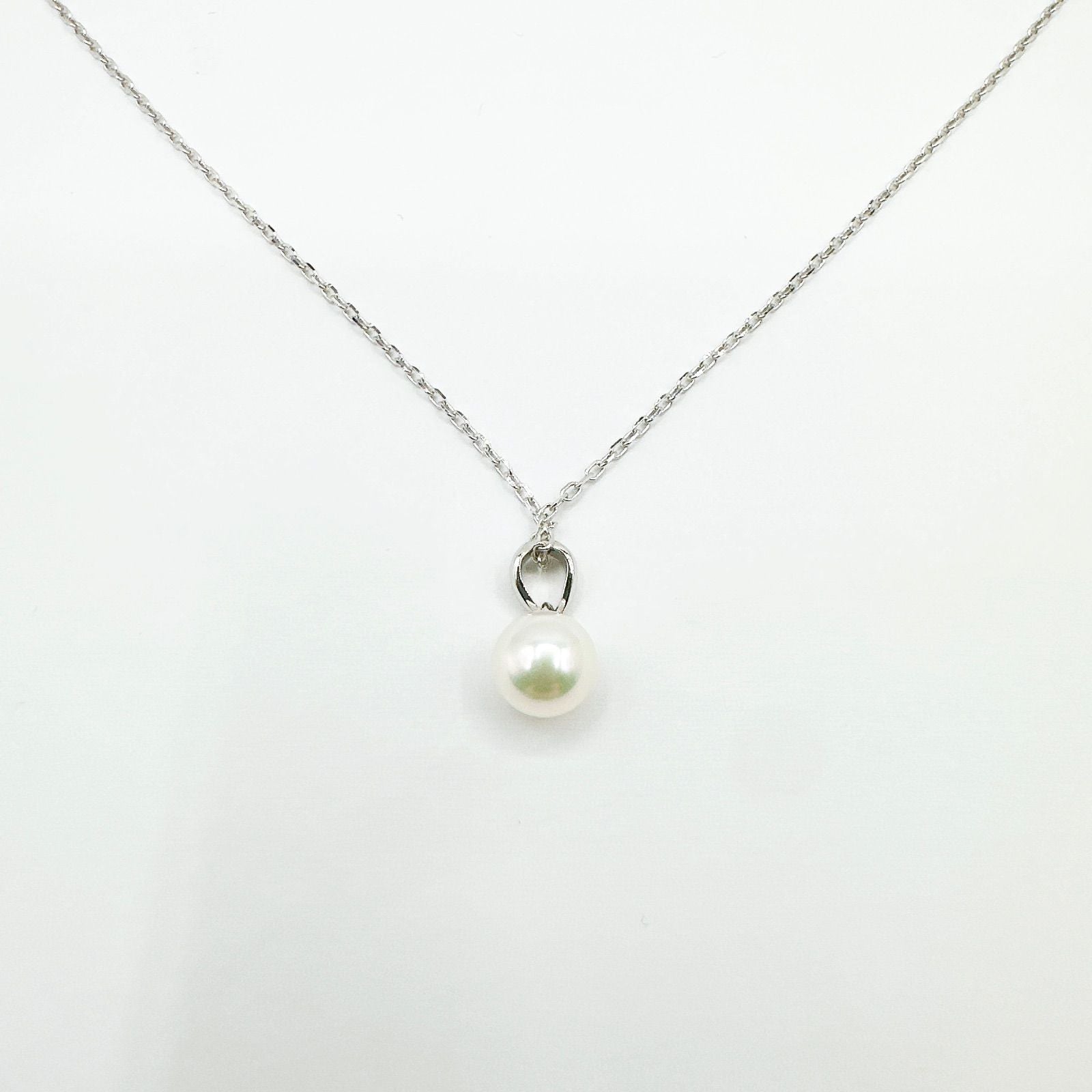 Pierced necklace with a 7mm pearl on a 40cm white gold chain weighing 2.8 grams