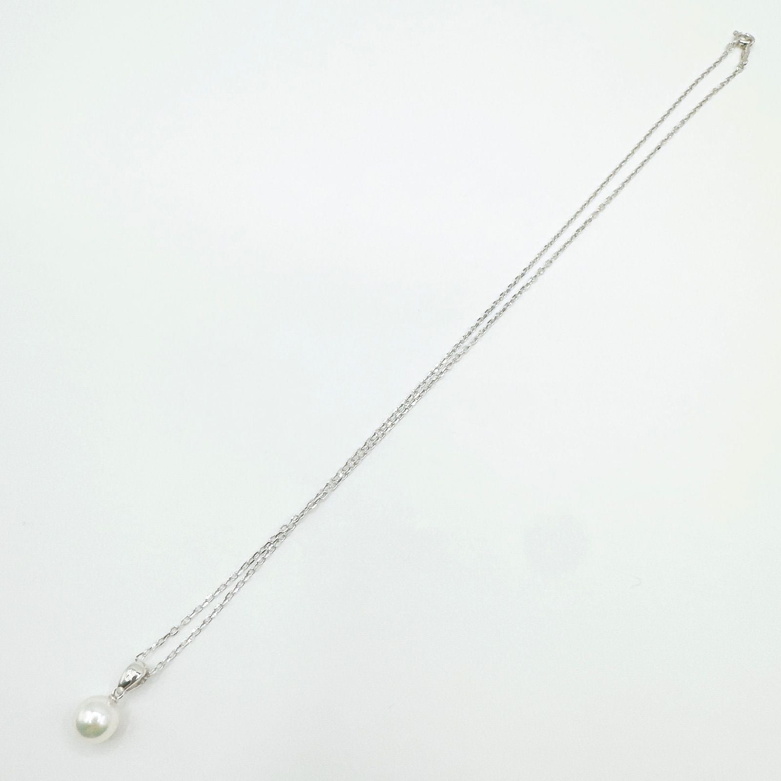 Pierced necklace with a 7mm pearl on a 40cm white gold chain weighing 2.8 grams