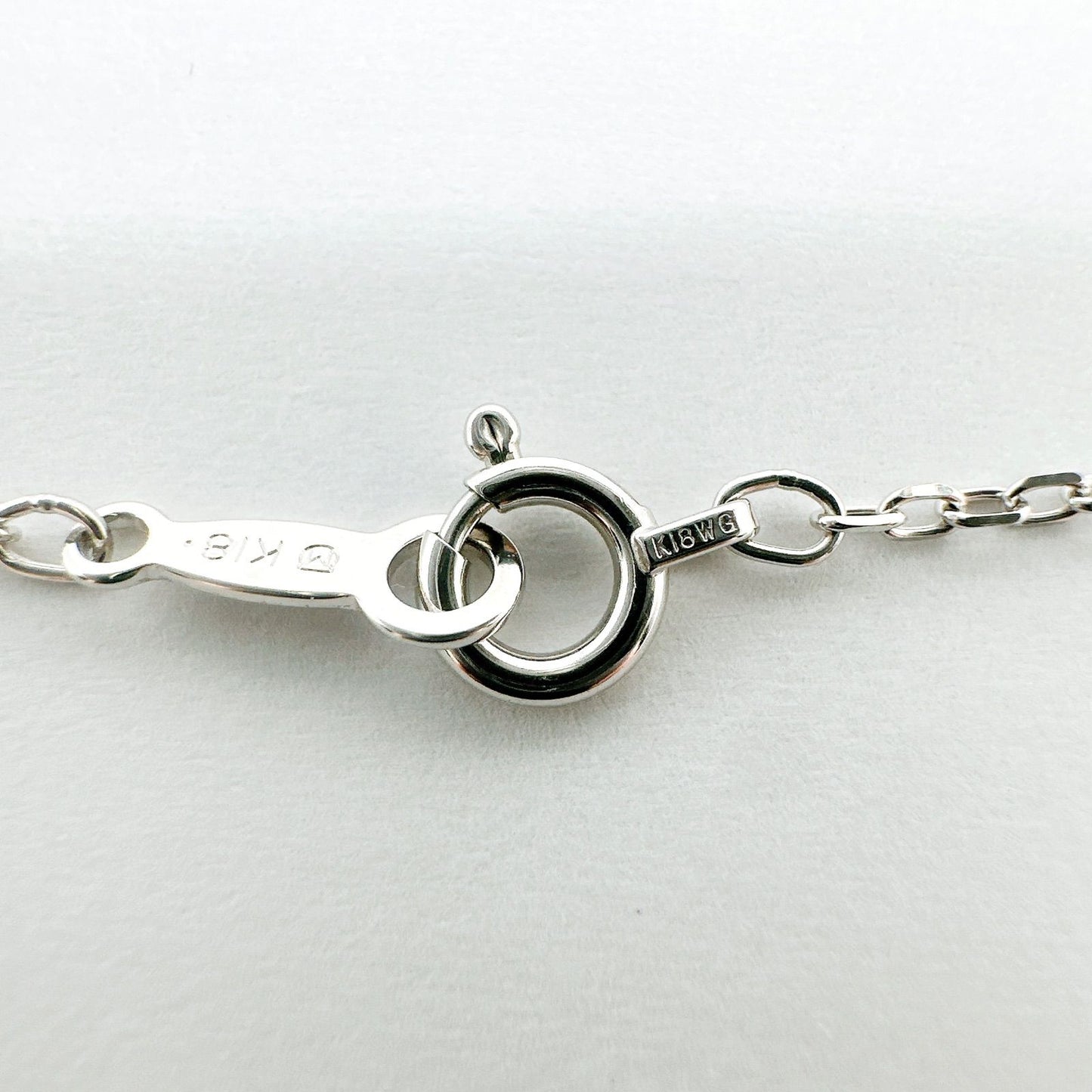 Pierced necklace with a 7mm pearl on a 40cm white gold chain weighing 2.8 grams
