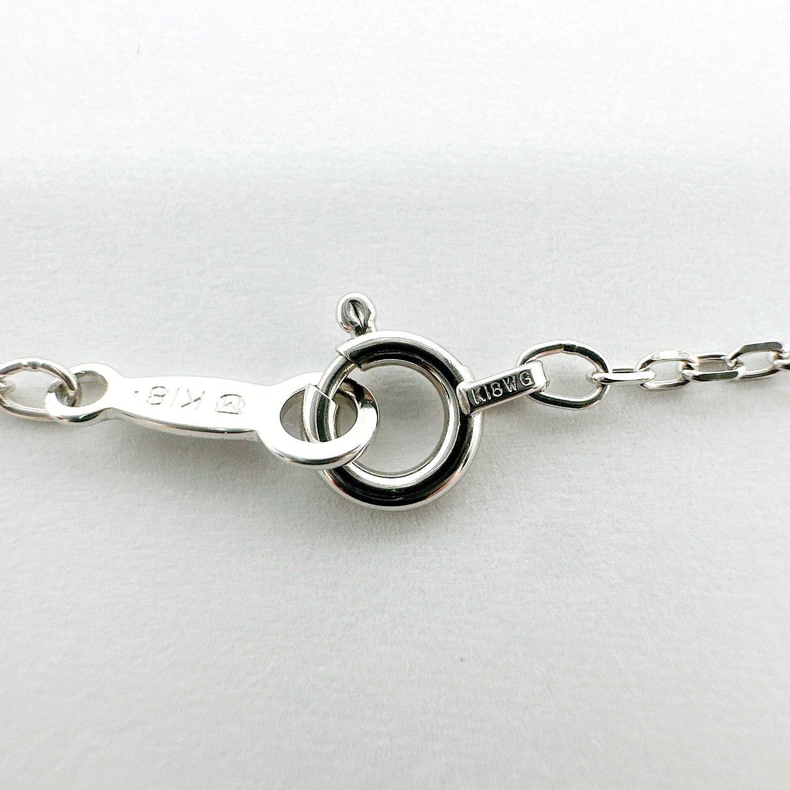 Pierced necklace with a 7mm pearl on a 40cm white gold chain weighing 2.8 grams