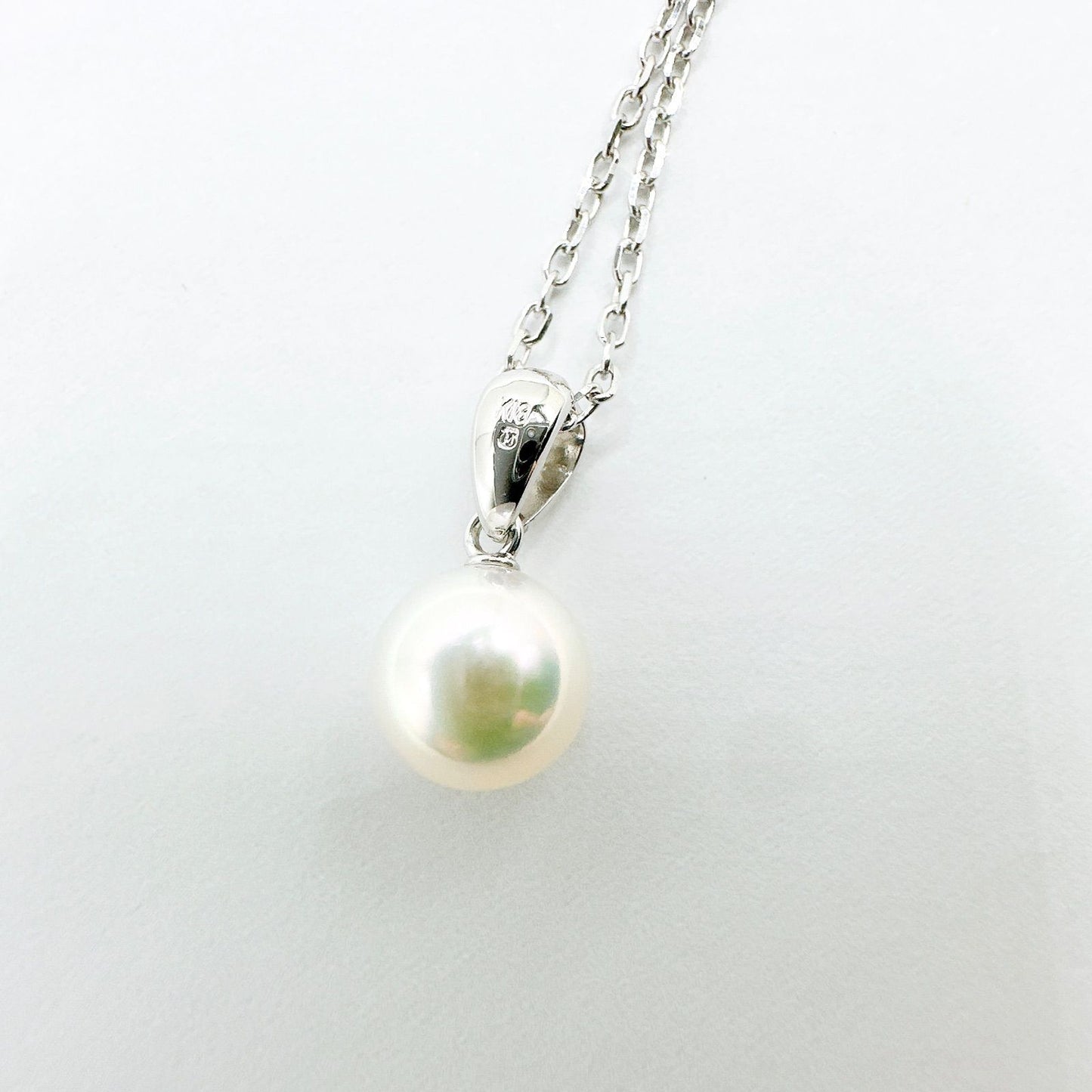 Pierced necklace with a 7mm pearl on a 40cm white gold chain weighing 2.8 grams