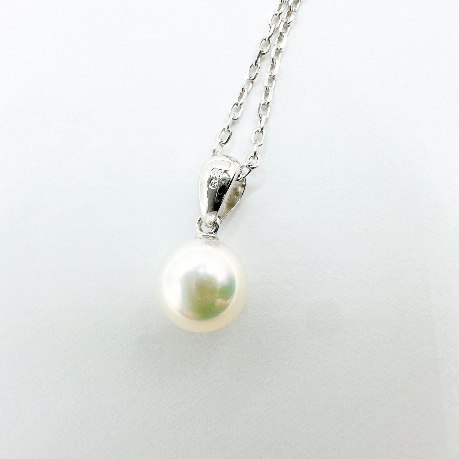Pierced necklace with a 7mm pearl on a 40cm white gold chain weighing 2.8 grams