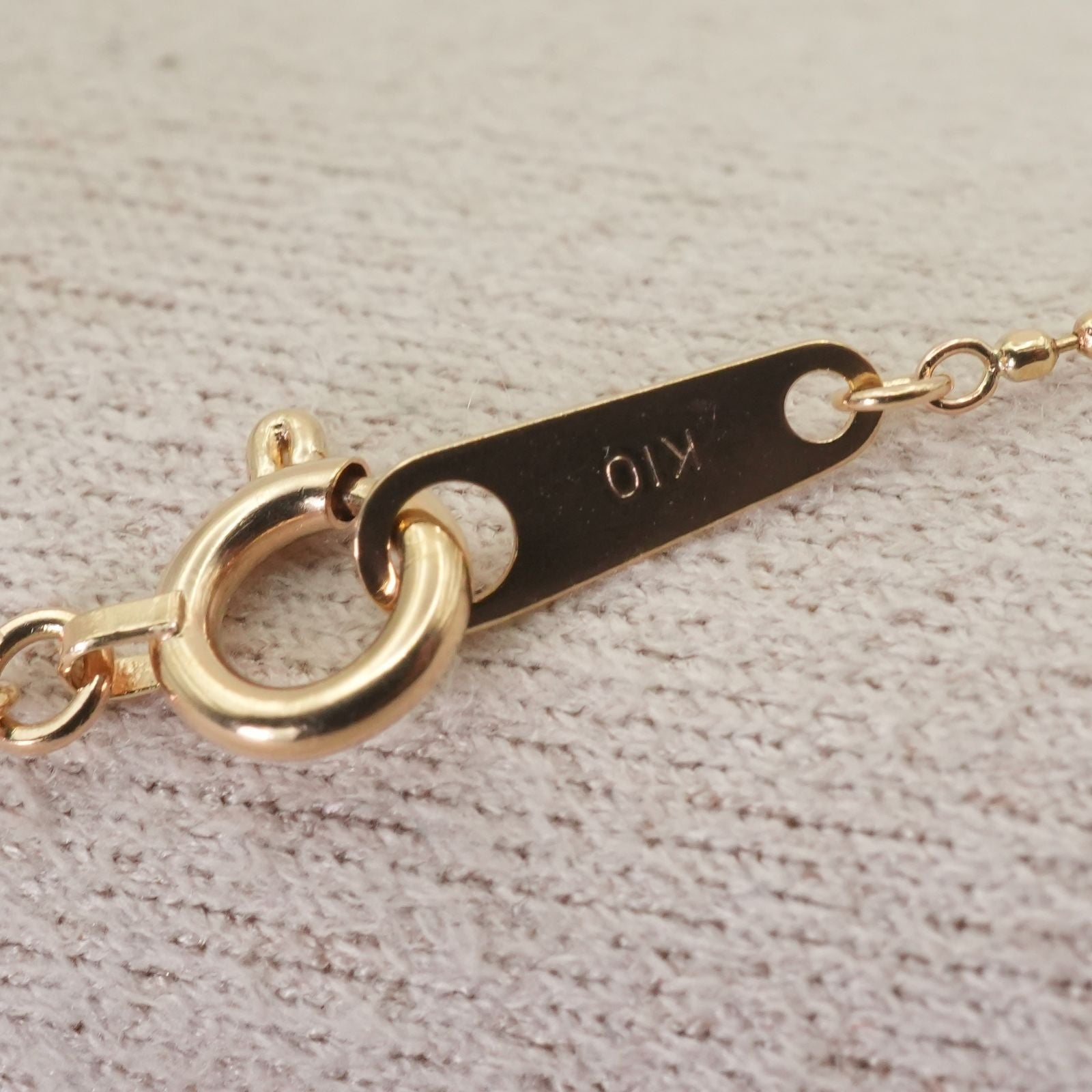 Close-up of Agat Ball Chain Necklace in K10 gold with polished beads and clasp