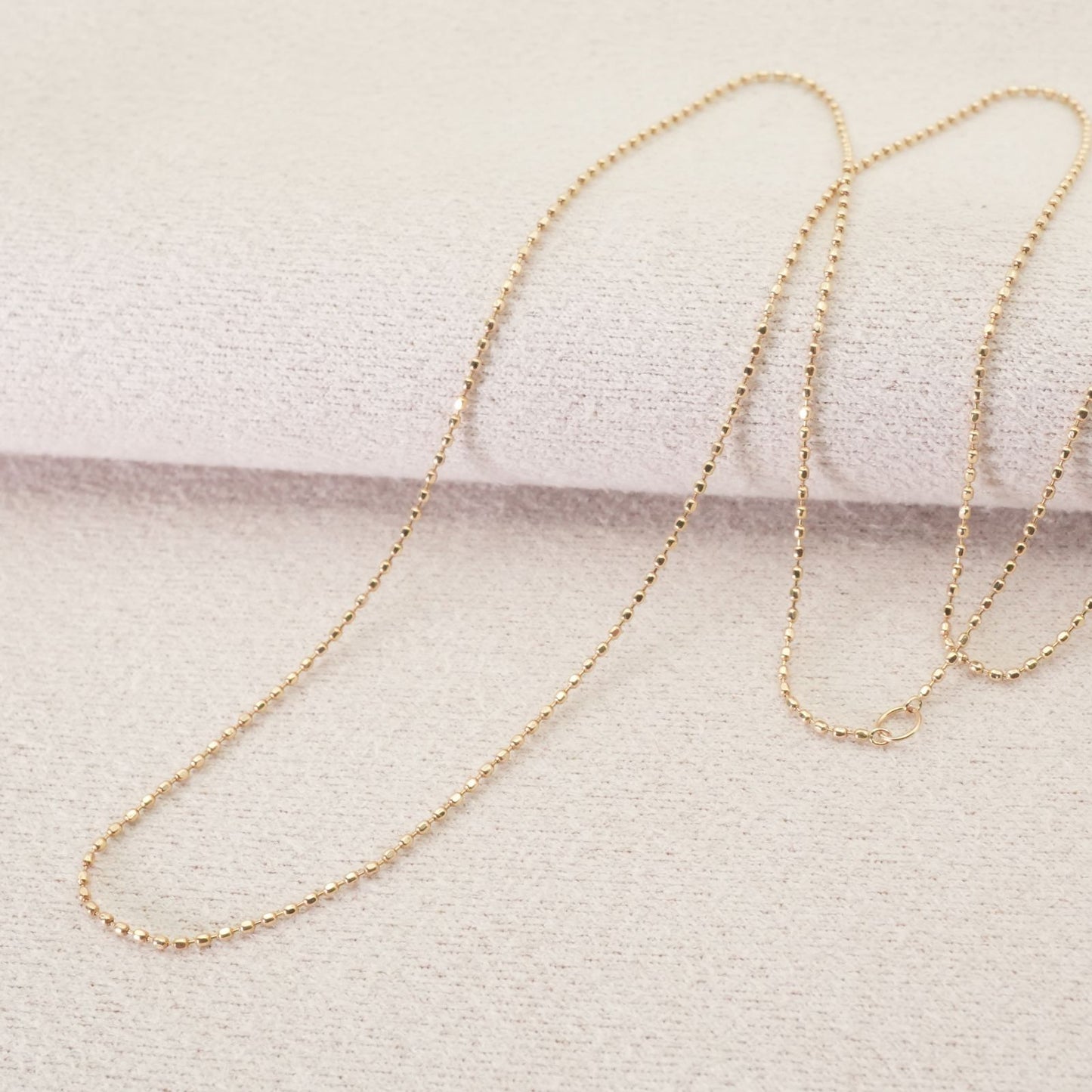 Close-up of Agat Ball Chain Necklace in K10 gold with polished beads and clasp