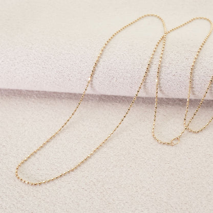 Close-up of Agat Ball Chain Necklace in K10 gold with polished beads and clasp