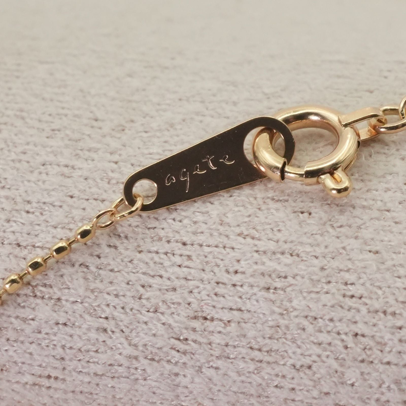 Close-up of Agat Ball Chain Necklace in K10 gold with polished beads and clasp