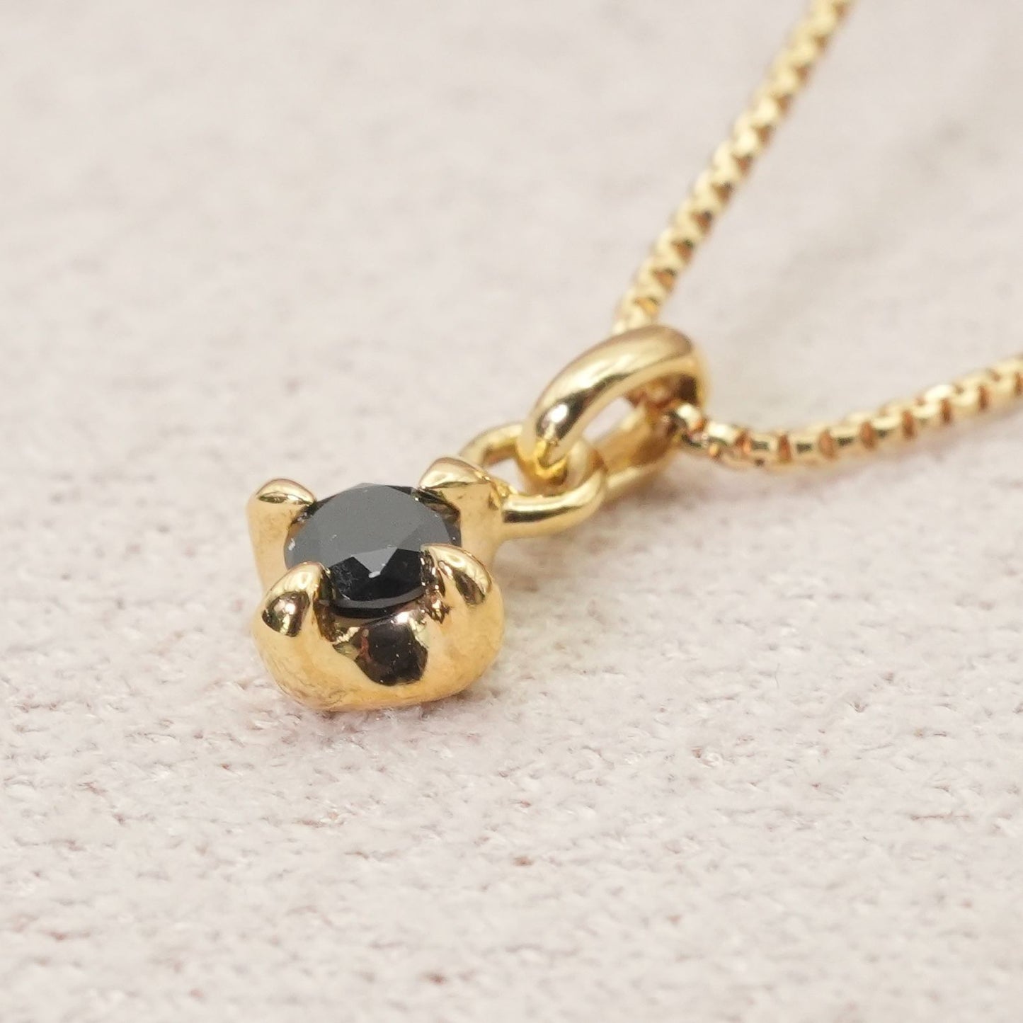 Agaat K18 necklace pendant with 0.05ct black diamond displayed on white background