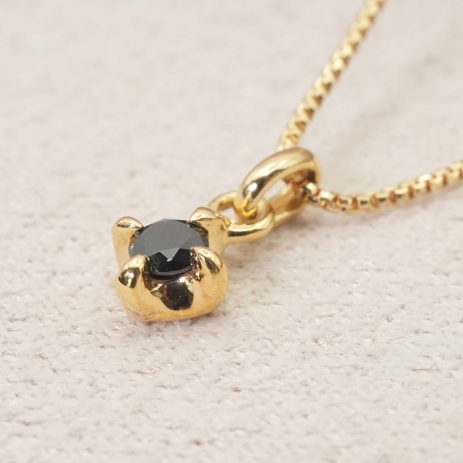 Agaat K18 necklace pendant with 0.05ct black diamond displayed on white background