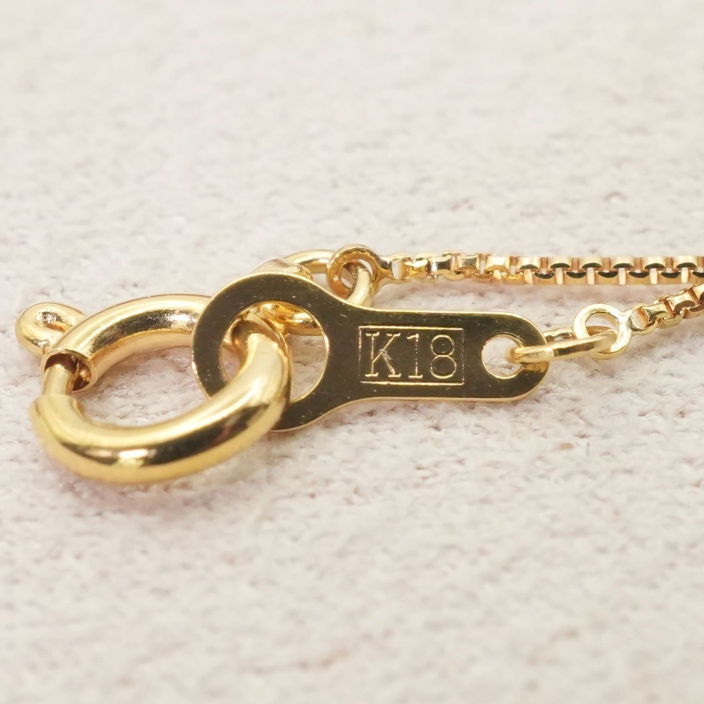 Agaat K18 necklace pendant with 0.05ct black diamond displayed on white background