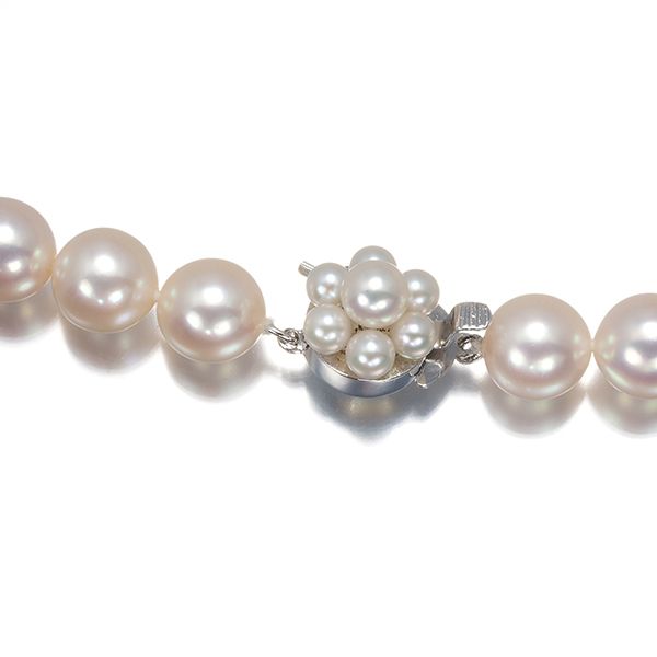 Tasaki silver necklace featuring 8.0-8.4mm pearls measuring approximately 43 cm in length