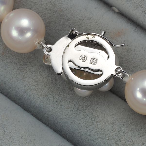 Tasaki silver necklace featuring 8.0-8.4mm pearls measuring approximately 43 cm in length