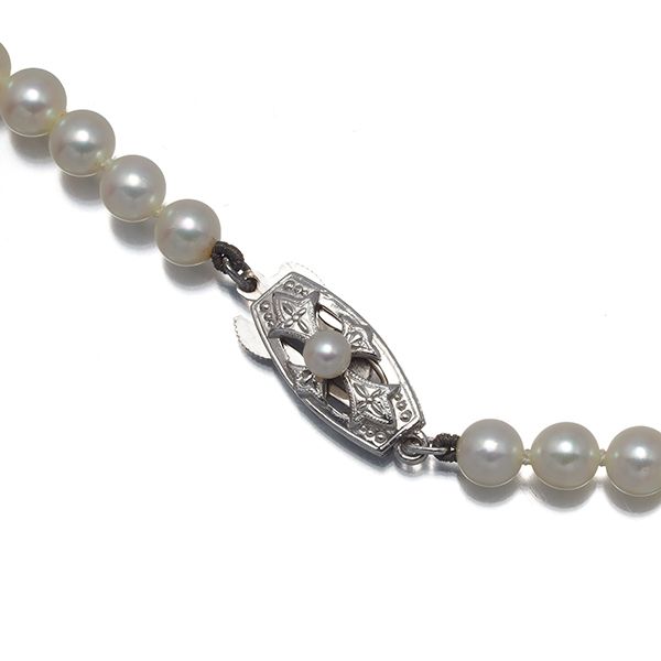 Mikimoto silver necklace featuring gradient pearls sized 4.8-8.2mm measuring 45cm length
