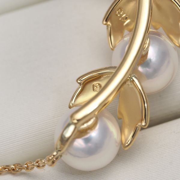Mikimoto necklace featuring 5.8mm Akoya pearls with a leaf-shaped K18 yellow gold pendant, 48cm length