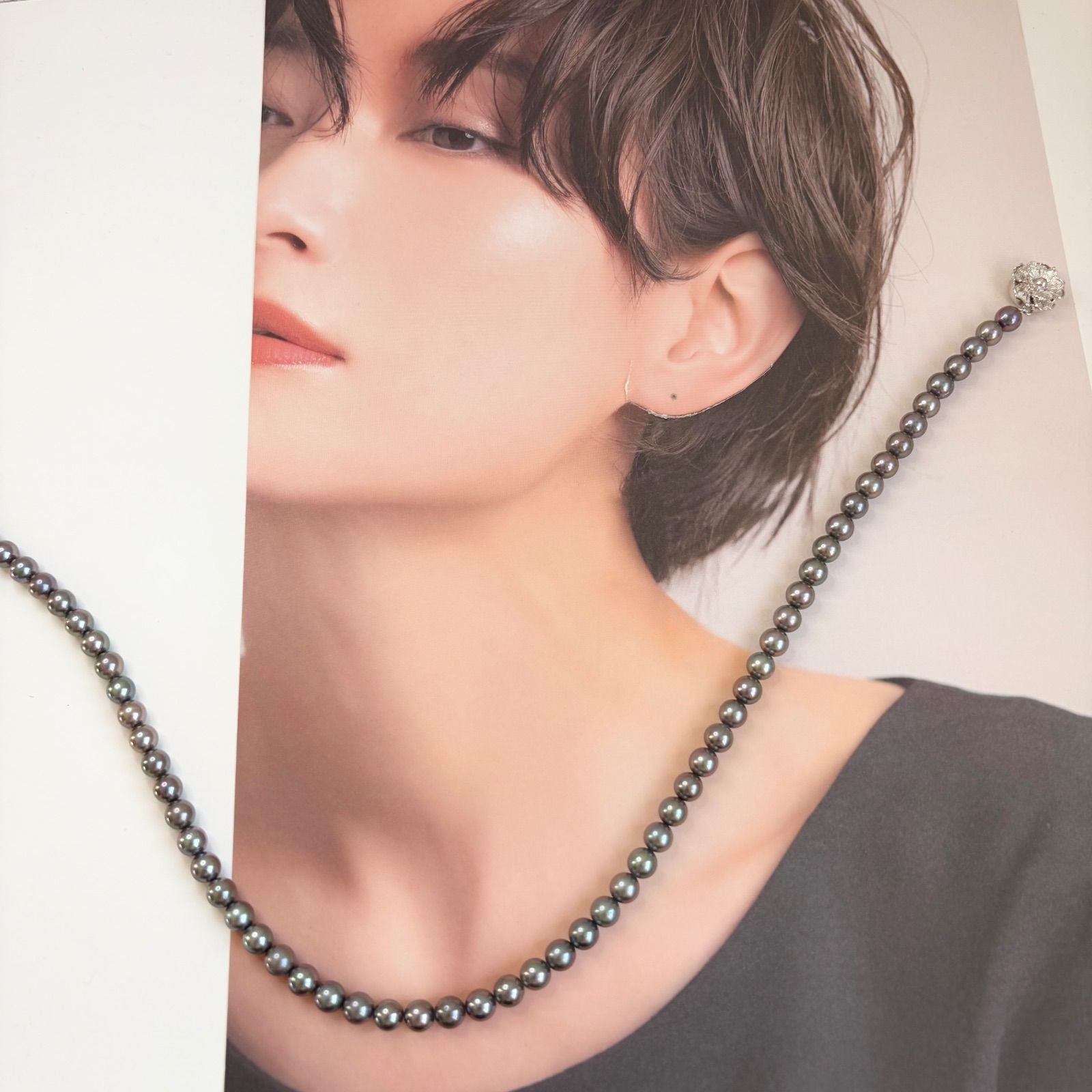 Silver necklace featuring a round black Akoya pearl 6.5-7mm with attached identification card on a 42cm chain