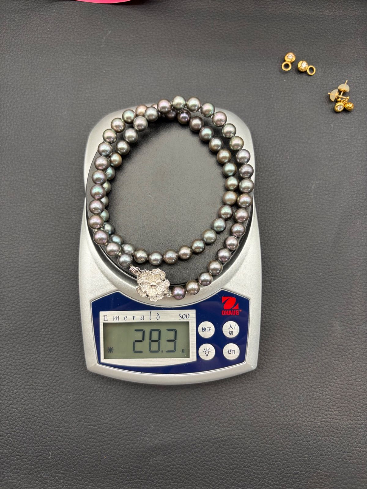 Silver necklace featuring a round black Akoya pearl 6.5-7mm with attached identification card on a 42cm chain