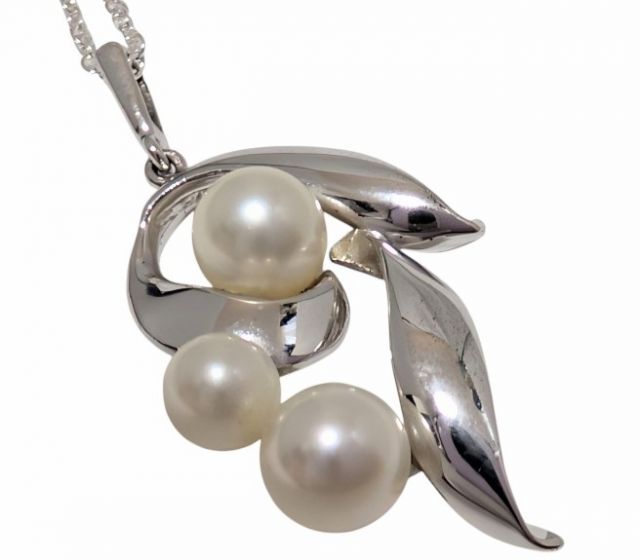 Mikimoto silver pearl pendant necklace with three pearls on a 40.5 cm silver chain