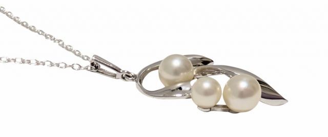 Mikimoto silver pearl pendant necklace with three pearls on a 40.5 cm silver chain