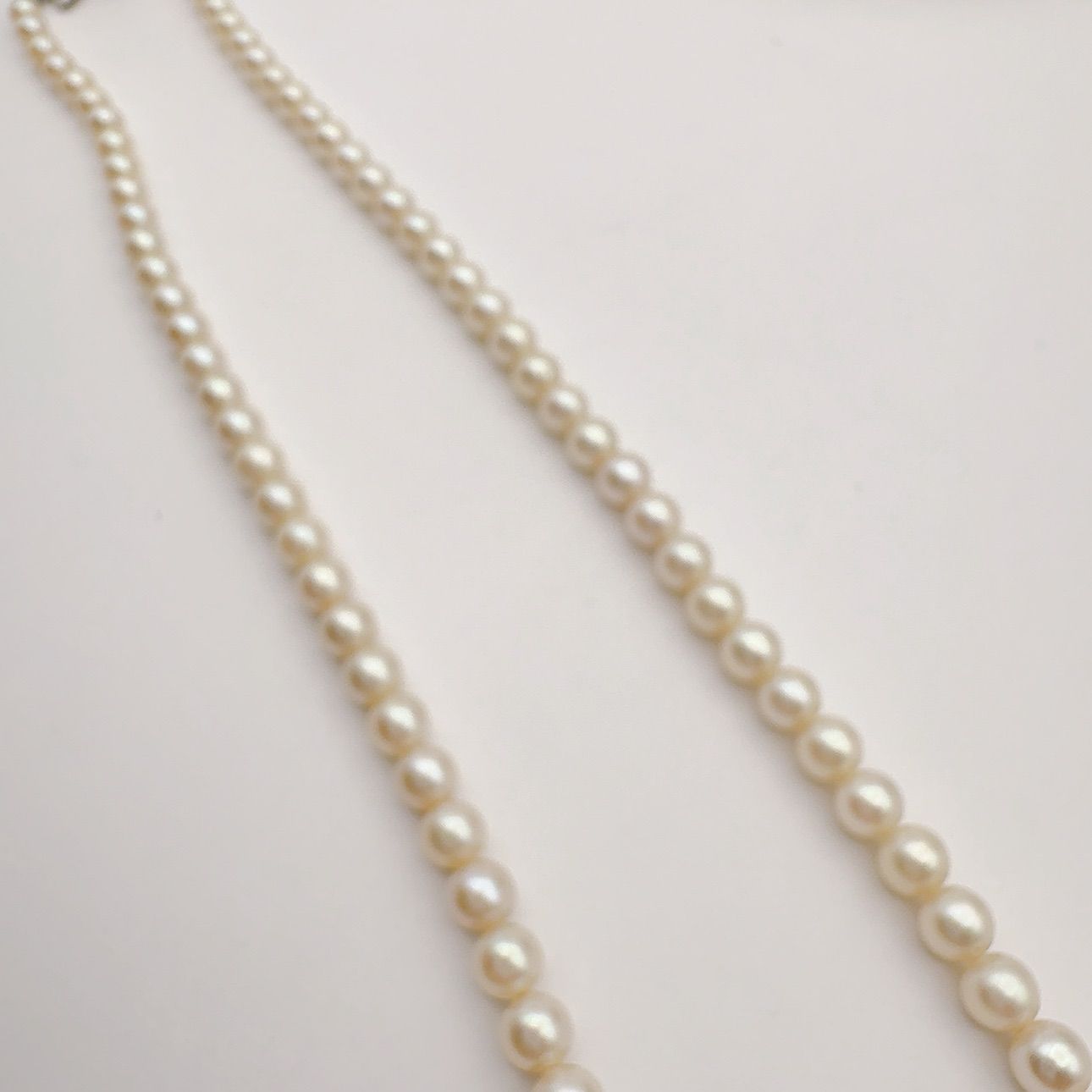 Mikimoto Necklace with 3.7-7 mm pearls and 45 cm chain displayed on a white background