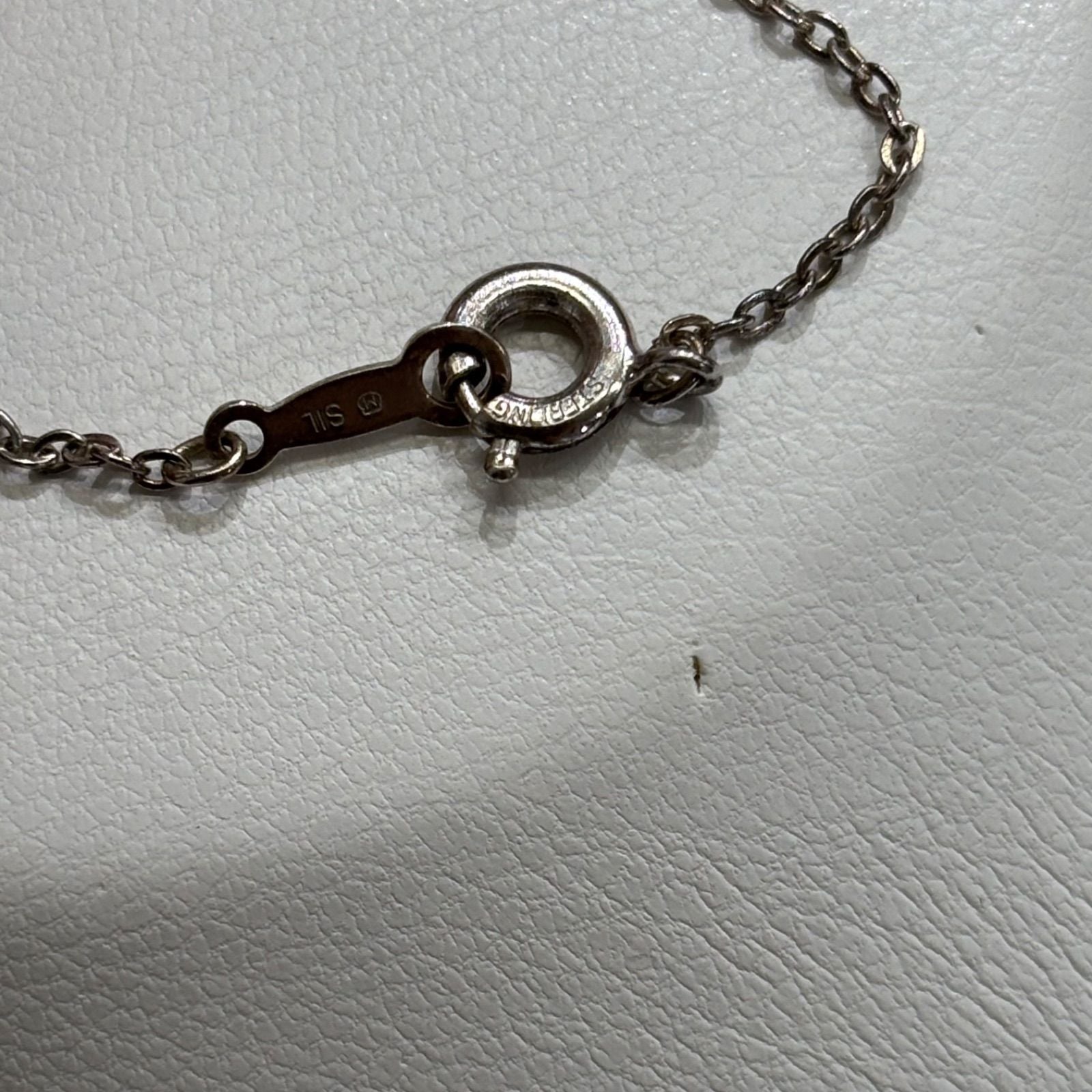 MIKIMOTO silver necklace with key-shaped pendant featuring a central pearl on a 40 cm chain