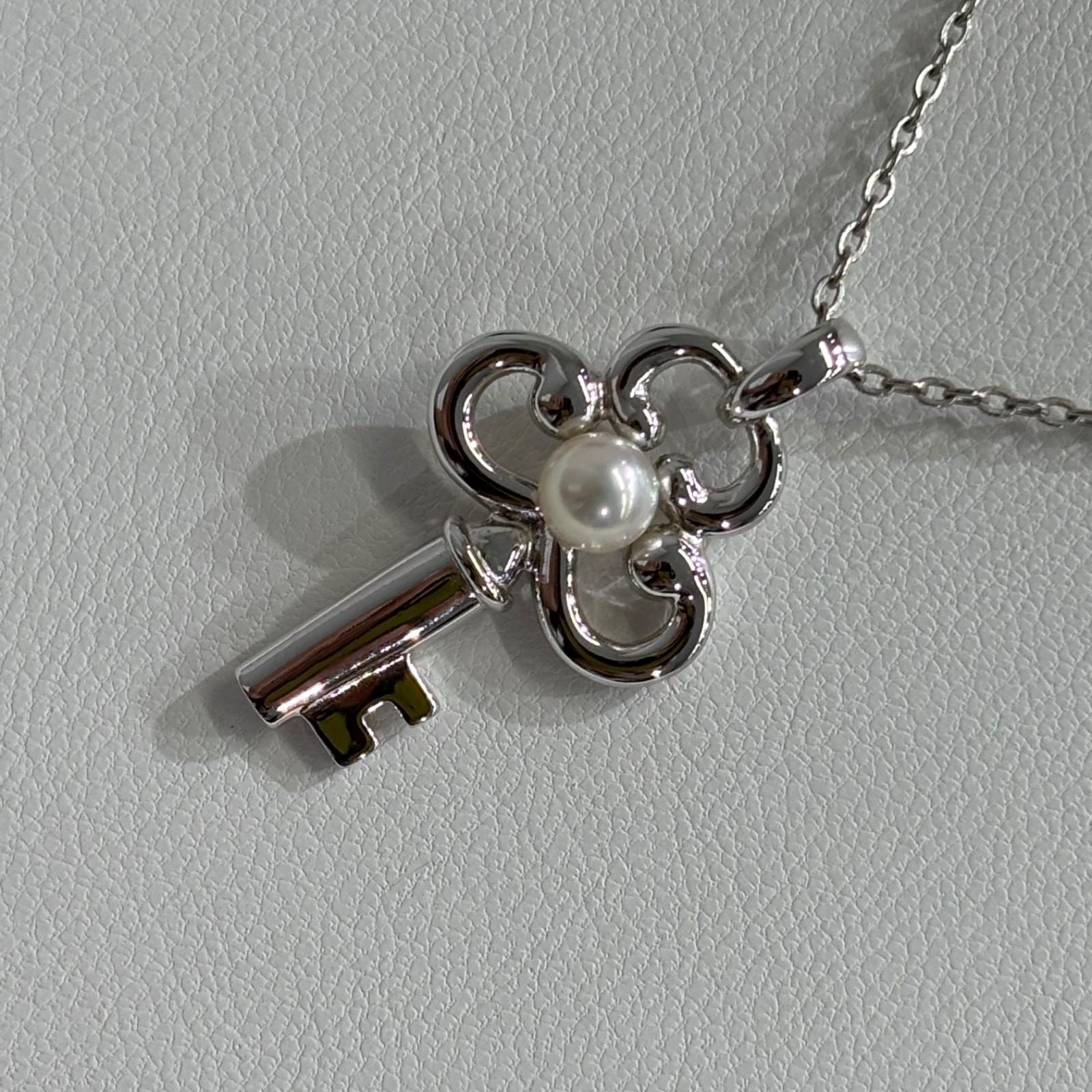 MIKIMOTO silver necklace with key-shaped pendant featuring a central pearl on a 40 cm chain