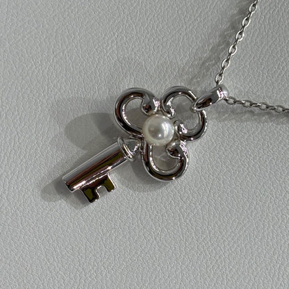 MIKIMOTO silver necklace with key-shaped pendant featuring a central pearl on a 40 cm chain