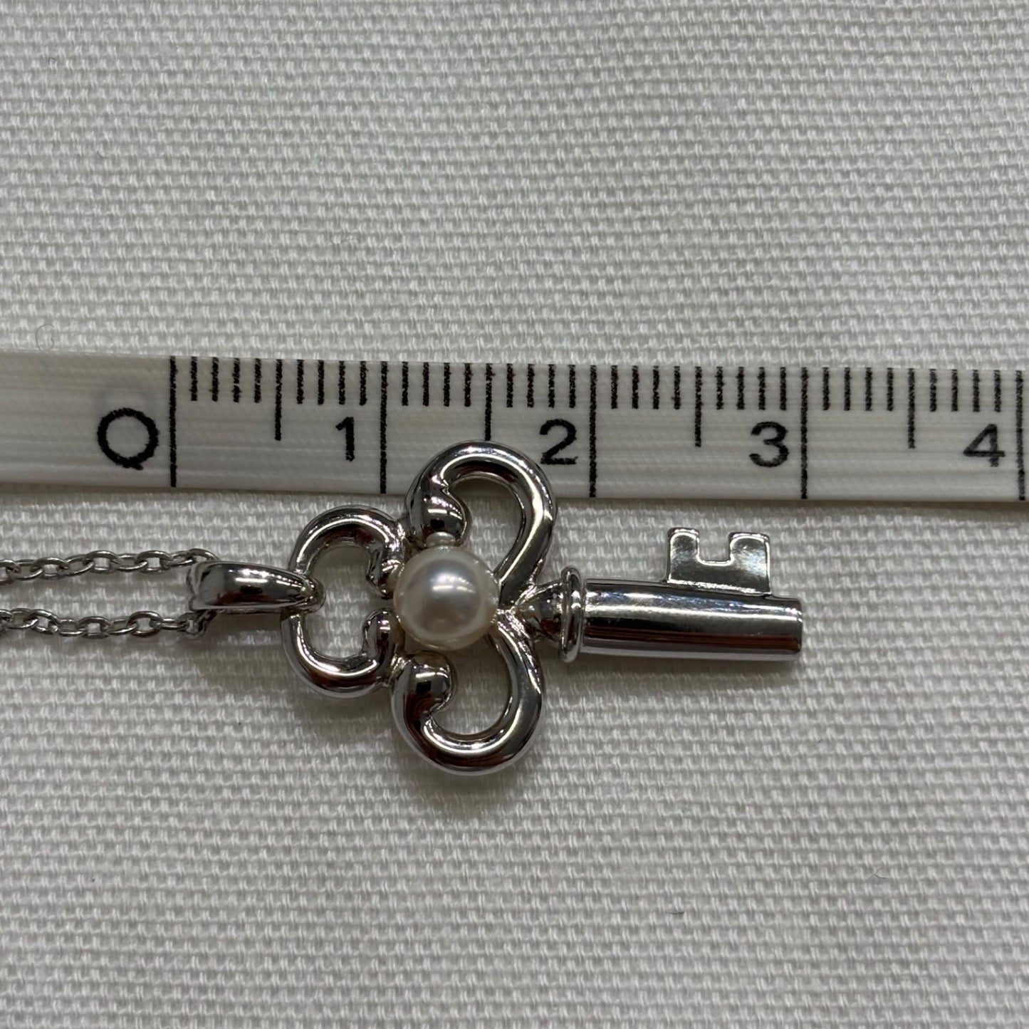 MIKIMOTO silver necklace with key-shaped pendant featuring a central pearl on a 40 cm chain