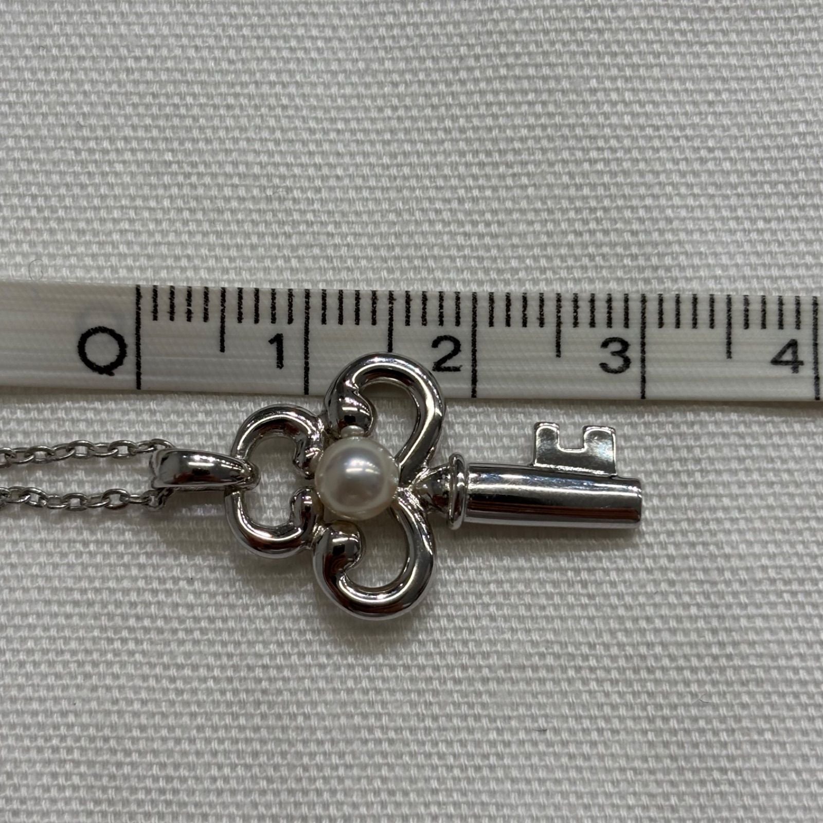 MIKIMOTO silver necklace with key-shaped pendant featuring a central pearl on a 40 cm chain