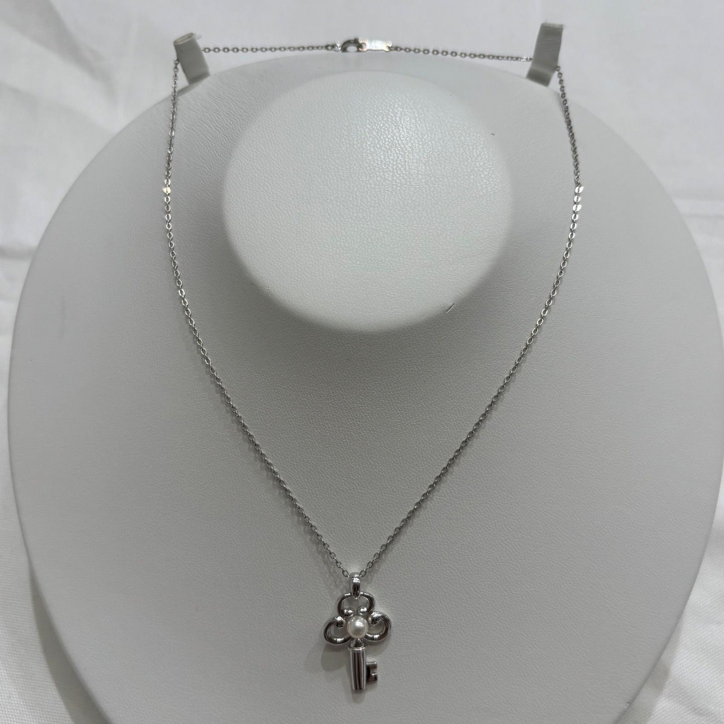 MIKIMOTO silver necklace with key-shaped pendant featuring a central pearl on a 40 cm chain