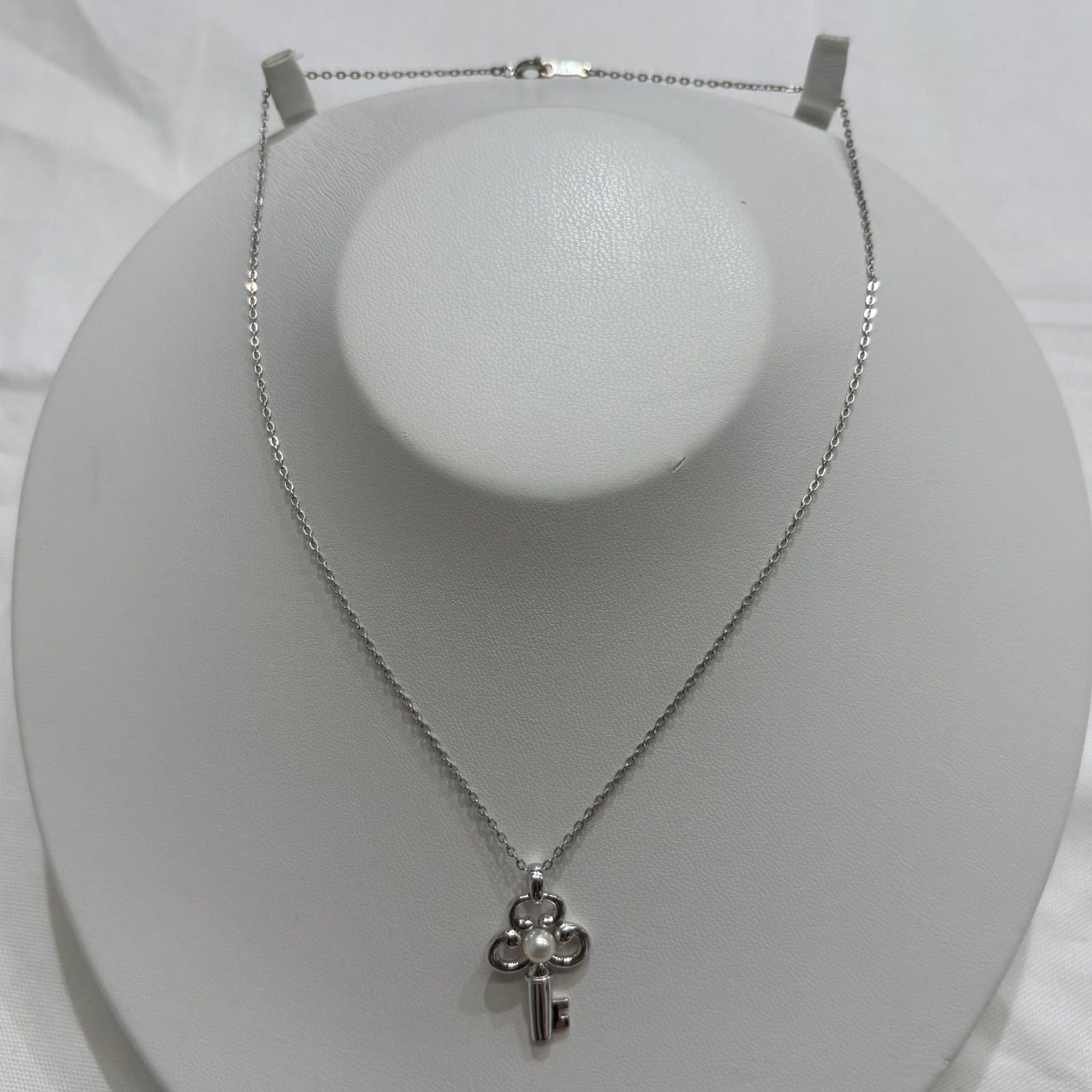 MIKIMOTO silver necklace with key-shaped pendant featuring a central pearl on a 40 cm chain