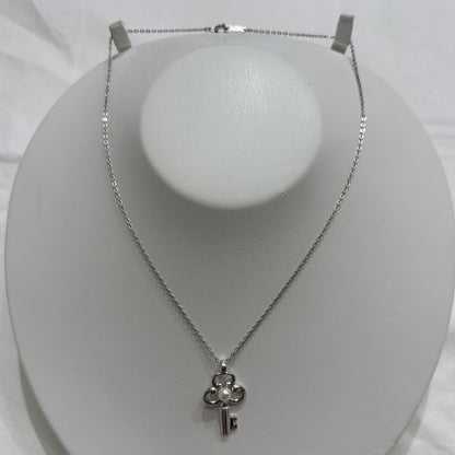 MIKIMOTO silver necklace with key-shaped pendant featuring a central pearl on a 40 cm chain