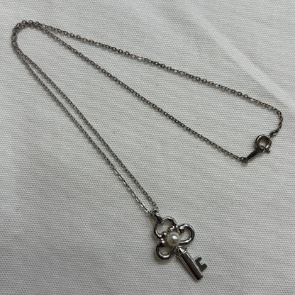 MIKIMOTO silver necklace with key-shaped pendant featuring a central pearl on a 40 cm chain