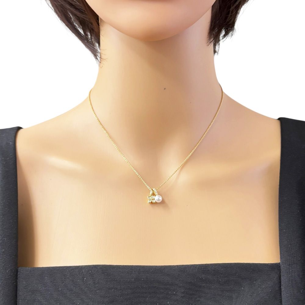 Mikimoto 18K yellow gold necklace featuring a flower design with pearl detail for ladies