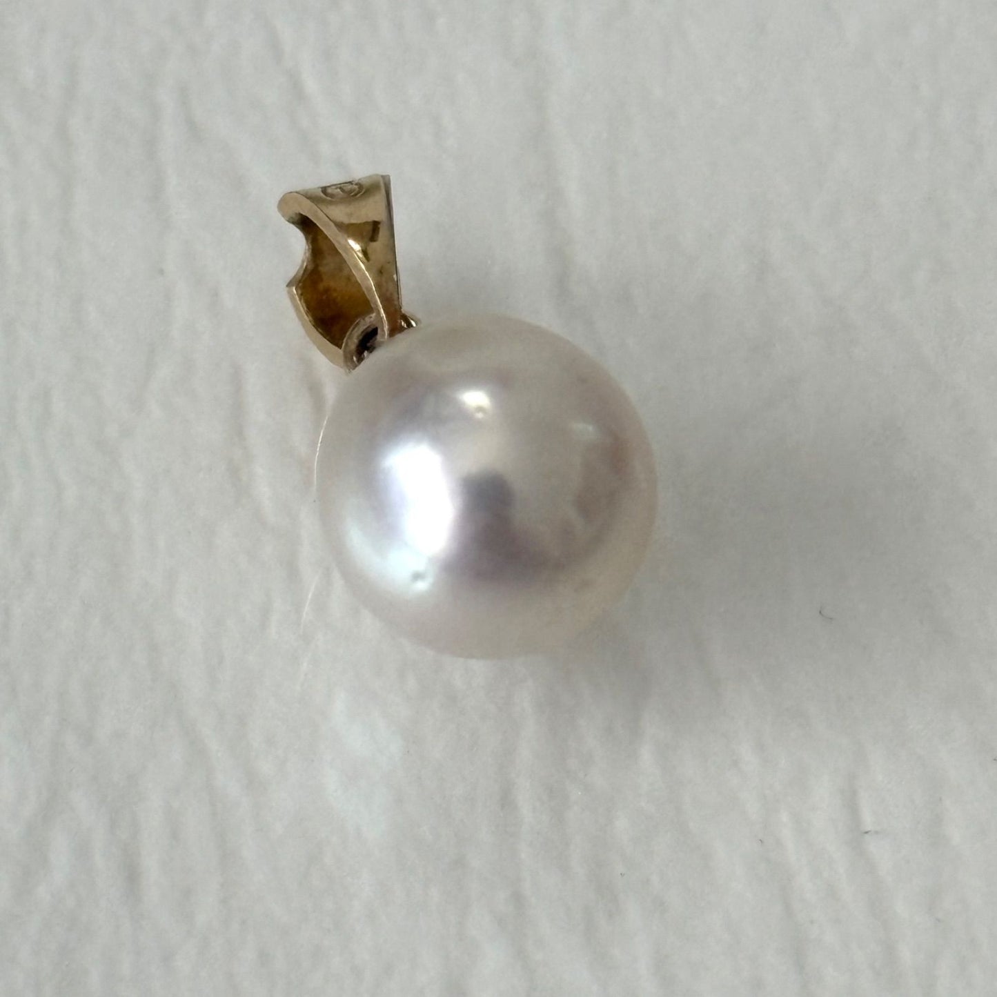 Close-up of 051TASAKI K18 Pearl Necklace Top featuring multiple dents on the pearl in good condition