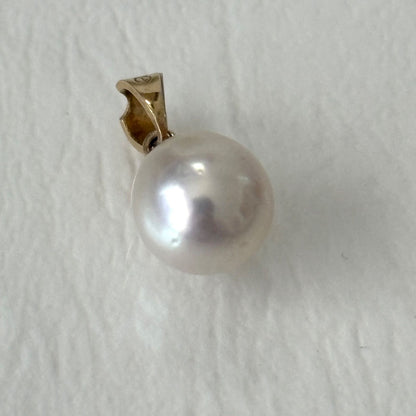 Close-up of 051TASAKI K18 Pearl Necklace Top featuring multiple dents on the pearl in good condition