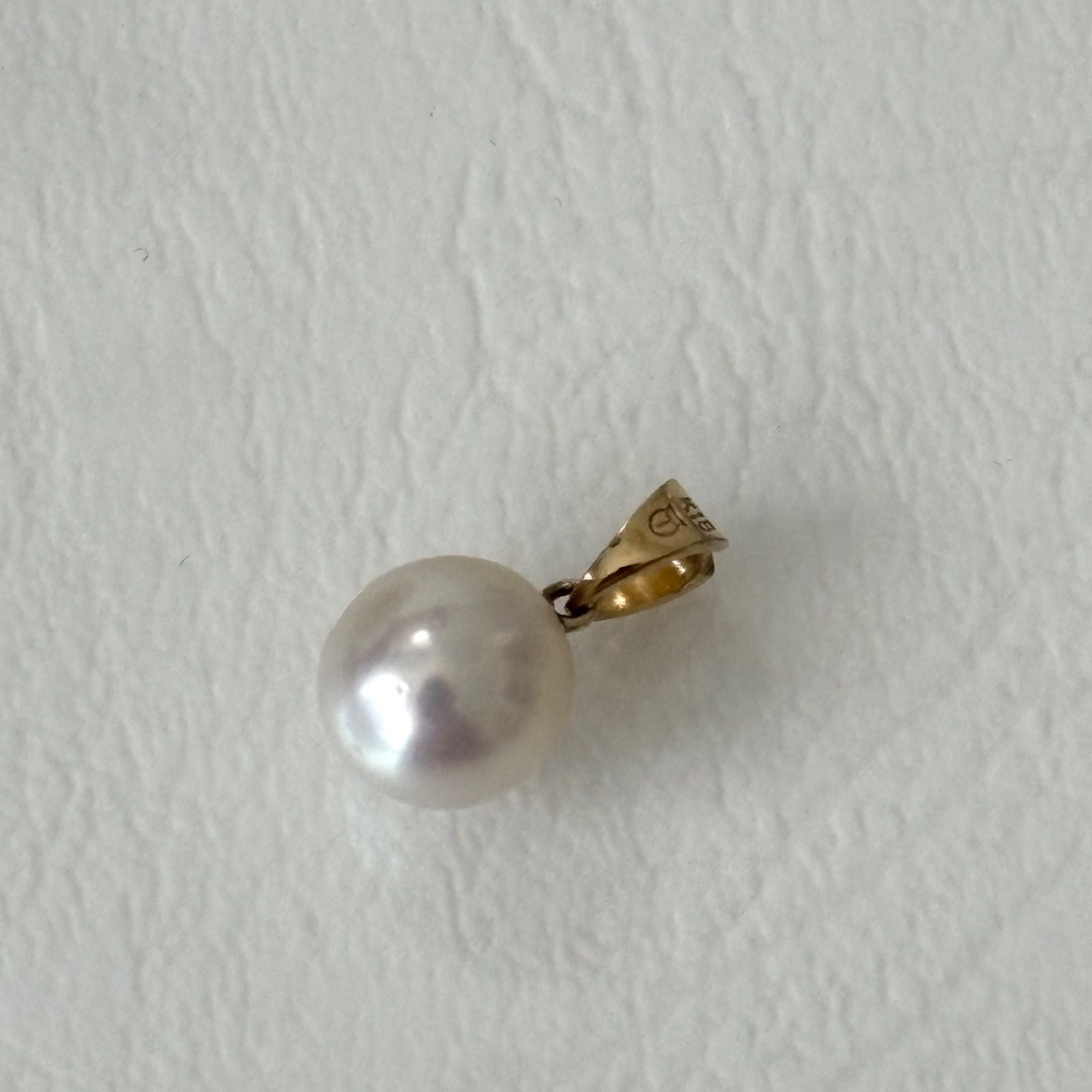 Close-up of 051TASAKI K18 Pearl Necklace Top featuring multiple dents on the pearl in good condition