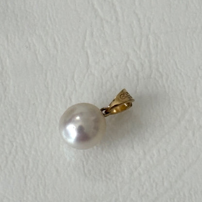 Close-up of 051TASAKI K18 Pearl Necklace Top featuring multiple dents on the pearl in good condition