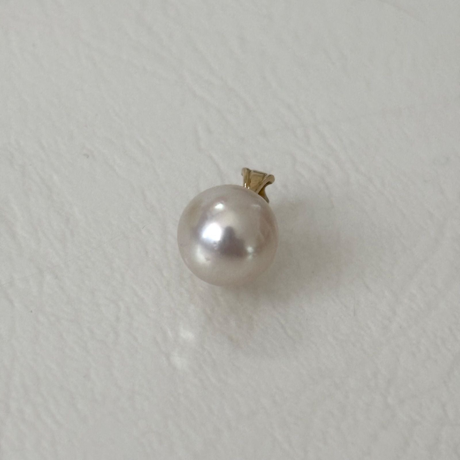 Close-up of 051TASAKI K18 Pearl Necklace Top featuring multiple dents on the pearl in good condition