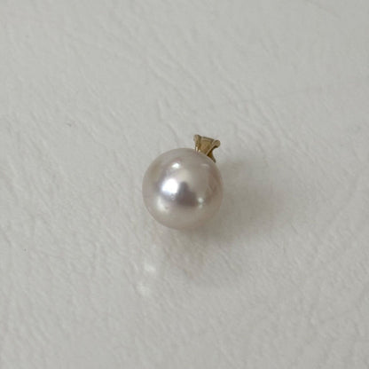 Close-up of 051TASAKI K18 Pearl Necklace Top featuring multiple dents on the pearl in good condition