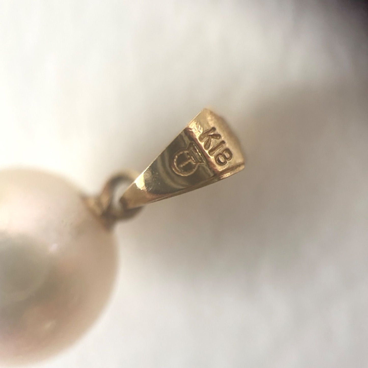 Close-up of 051TASAKI K18 Pearl Necklace Top featuring multiple dents on the pearl in good condition