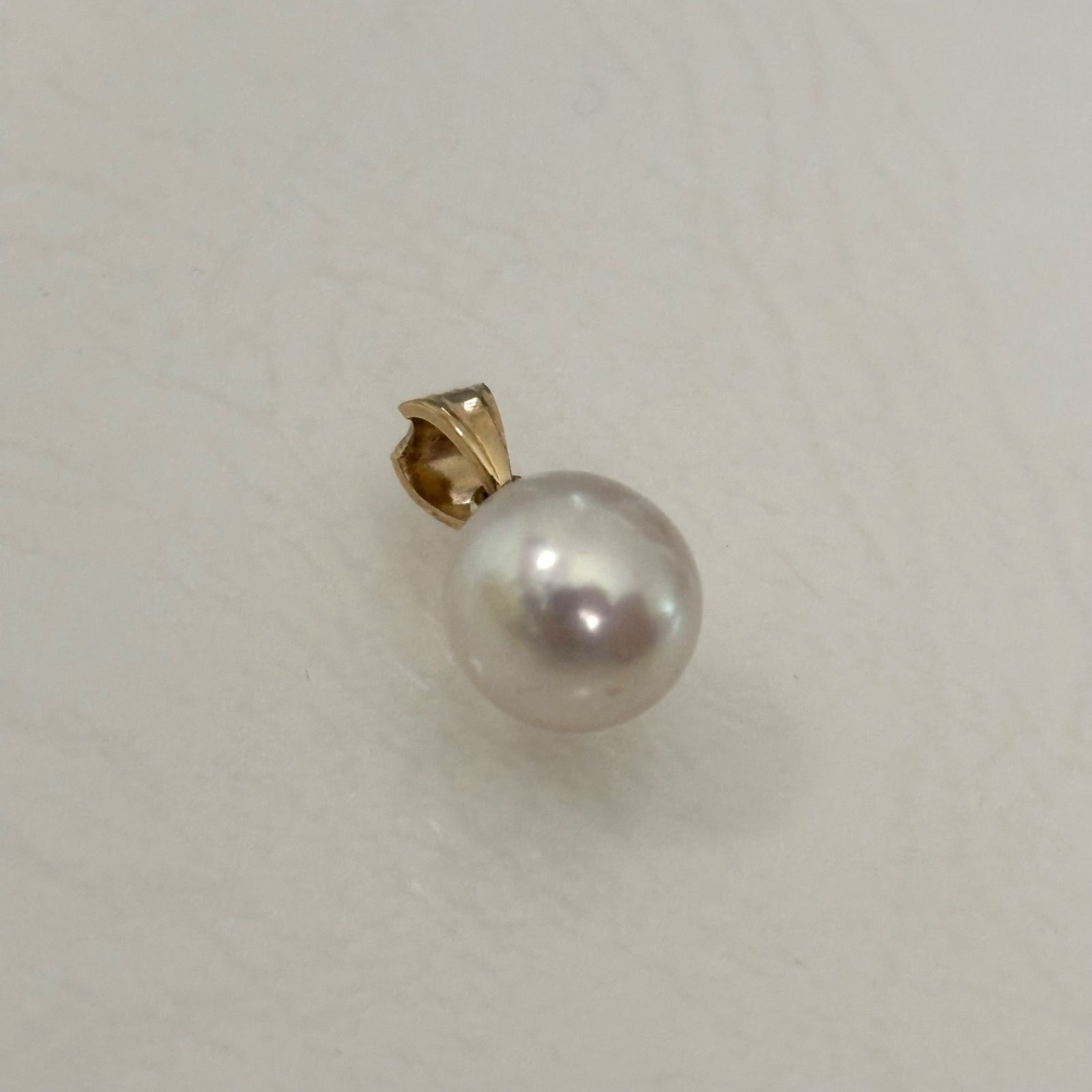 Close-up of 051TASAKI K18 Pearl Necklace Top featuring multiple dents on the pearl in good condition