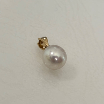 Close-up of 051TASAKI K18 Pearl Necklace Top featuring multiple dents on the pearl in good condition