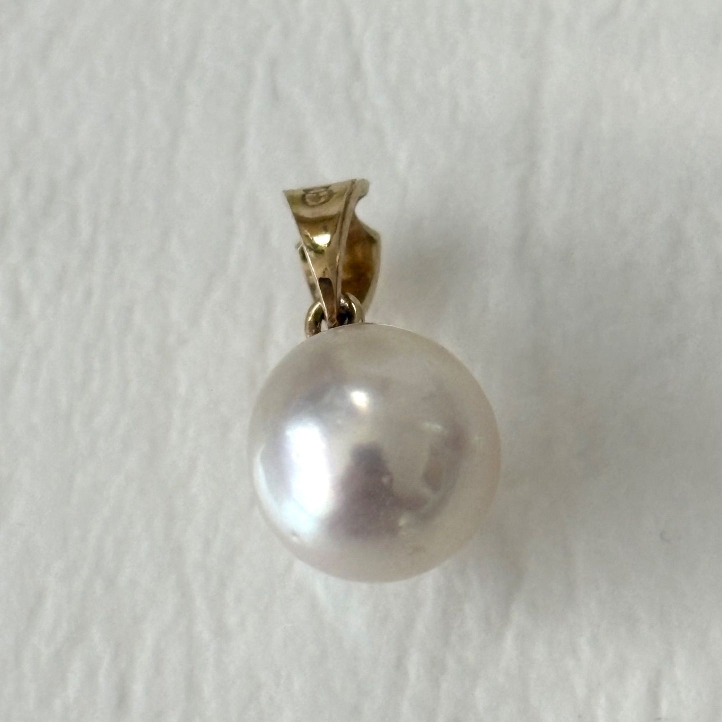 Close-up of 051TASAKI K18 Pearl Necklace Top featuring multiple dents on the pearl in good condition