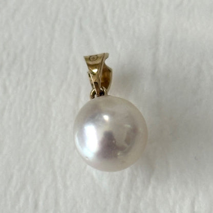 Close-up of 051TASAKI K18 Pearl Necklace Top featuring multiple dents on the pearl in good condition