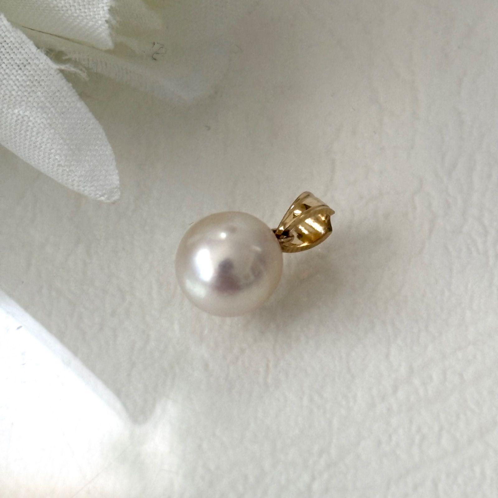Close-up of 051TASAKI K18 Pearl Necklace Top featuring multiple dents on the pearl in good condition