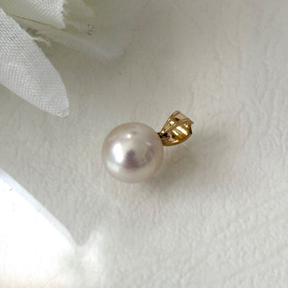 Close-up of 051TASAKI K18 Pearl Necklace Top featuring multiple dents on the pearl in good condition
