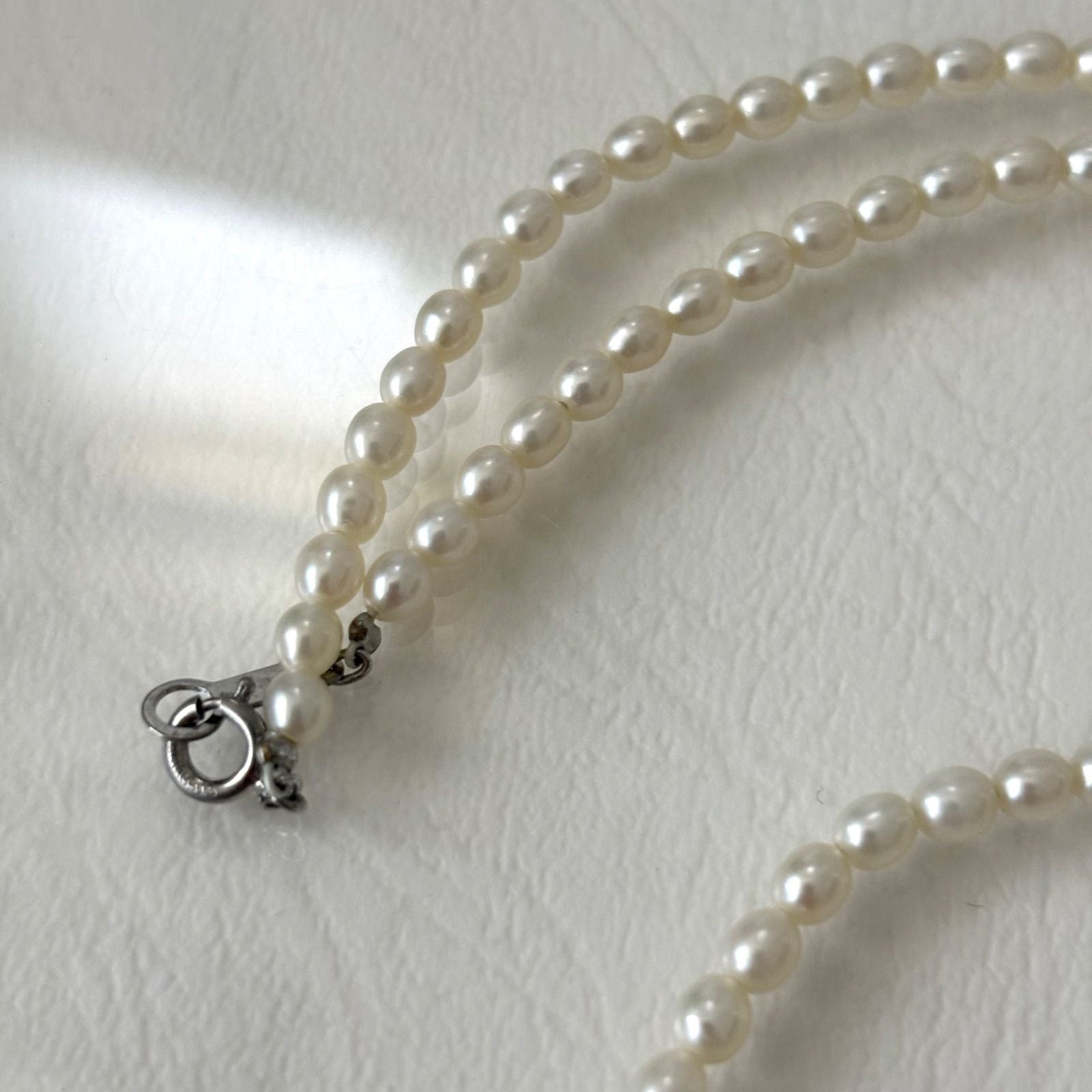389 Mikimoto Perlite necklace with silver chain and white pearl pendant, 42 cm length