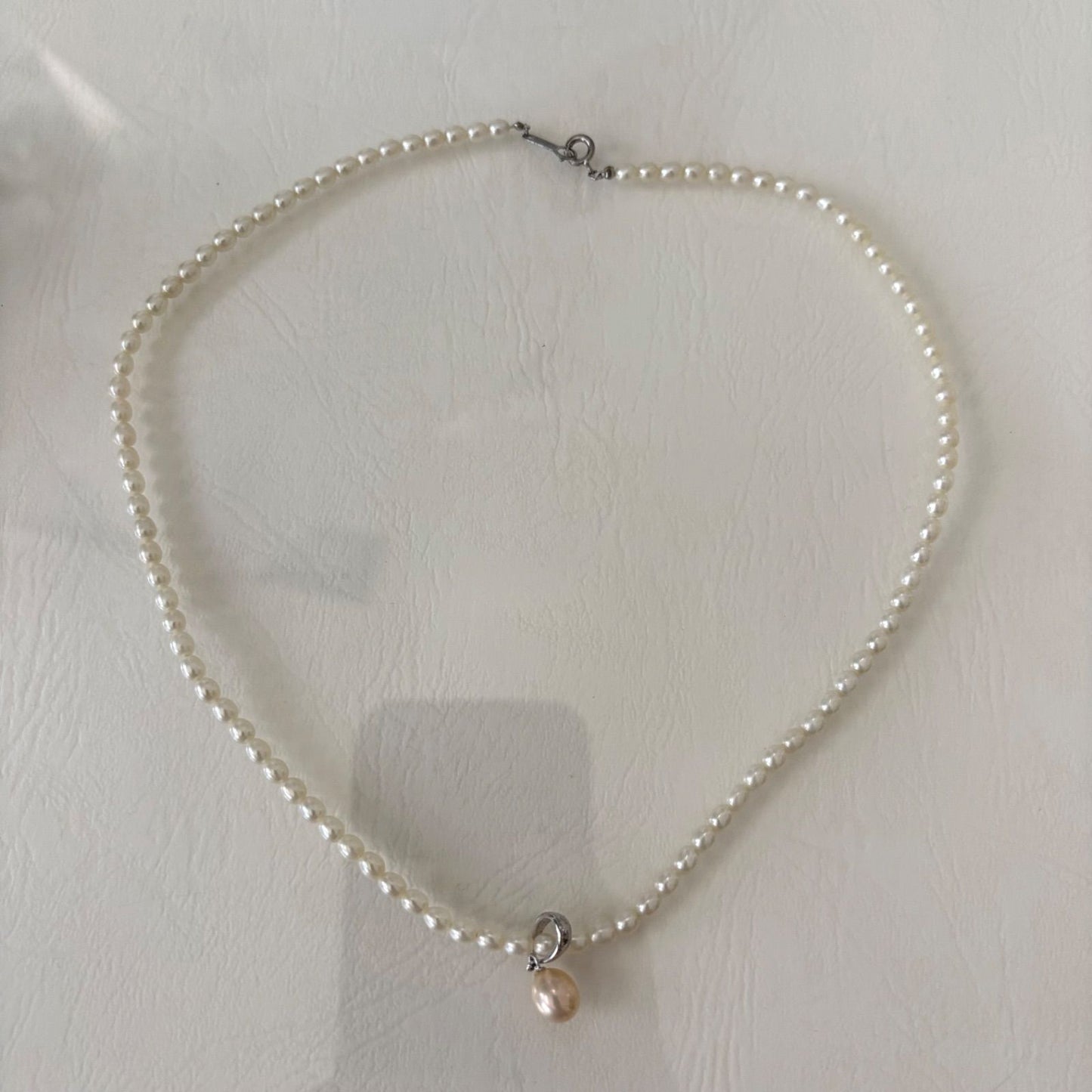 389 Mikimoto Perlite necklace with silver chain and white pearl pendant, 42 cm length