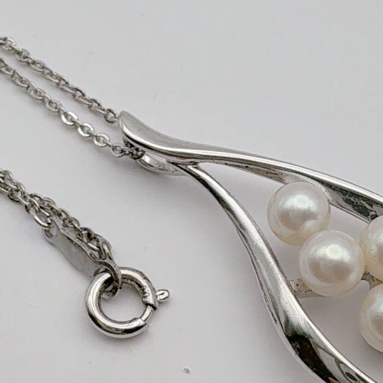 Mikimoto Necklace featuring a 5mm pearl on a 40cm chain with 4.5cm height and 1.6cm width pendant