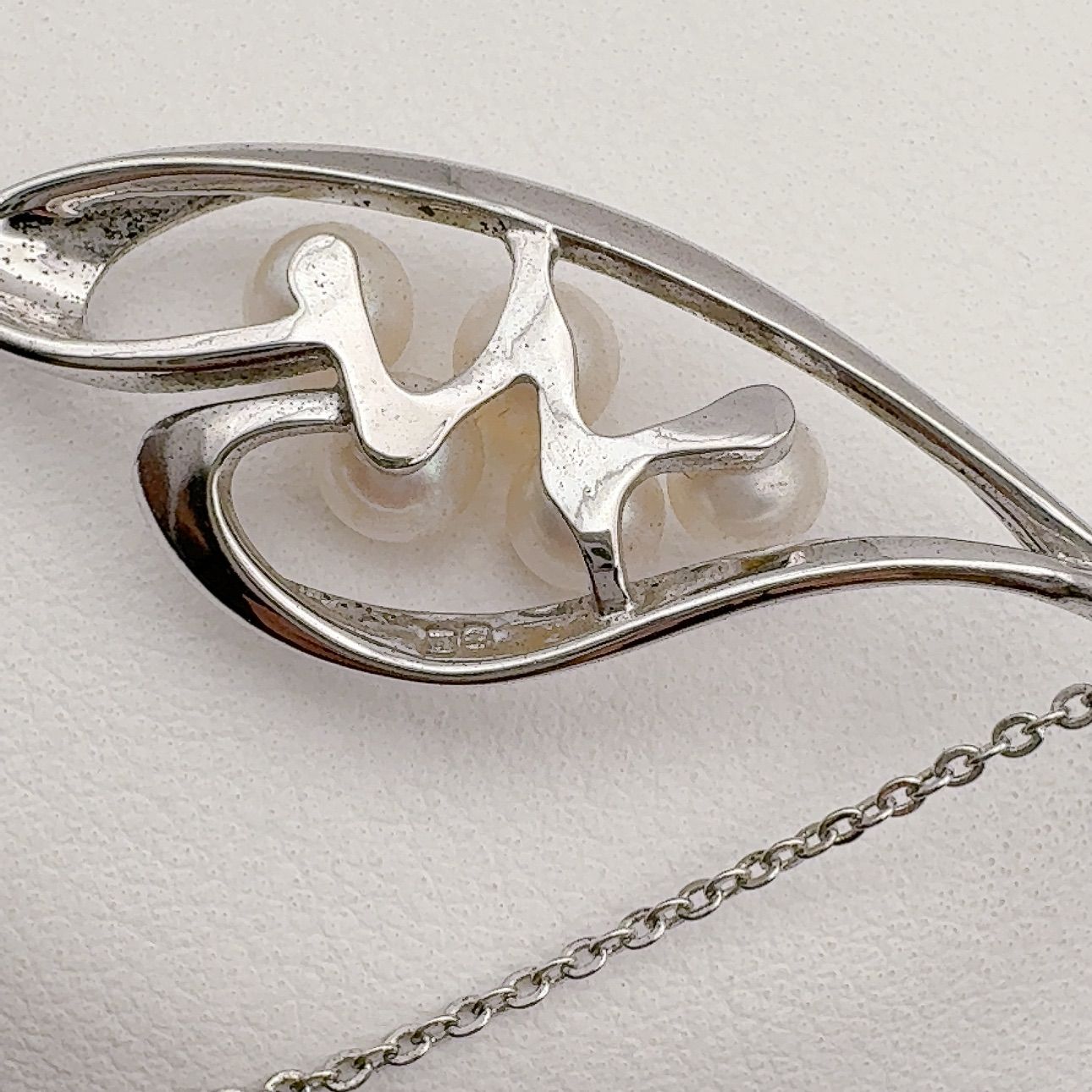 Mikimoto Necklace featuring a 5mm pearl on a 40cm chain with 4.5cm height and 1.6cm width pendant